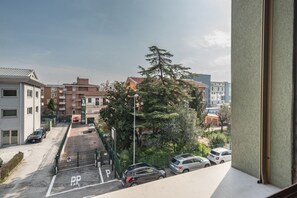 Interior - GuestHost - Apartment located on the second floor of a building with a lift.In 80 square meters it comfortably accommodates 4 people with a double bedroom and a sofa bed in the living room.We are located in a residential area, Palestro, 6 km away from th (Padova)