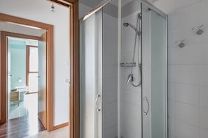 Combined shower/bathtub, bidet