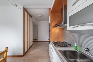 Private kitchen - GuestHost - Apartment located on the second floor of a building with a lift.In 80 square meters it comfortably accommodates 4 people with a double bedroom and a sofa bed in the living room.We are located in a residential area, Palestro, 6 km away from th (Padova)