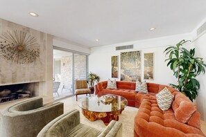 Fernseher, Kamin, Bücher