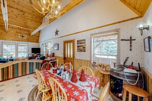Dining - Mountain-view, dog-friendly abode with grill & W/D - near outdoor recreation (Cle Elum)