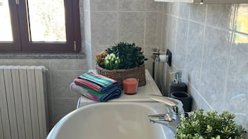 Doccia, asciugacapelli, bidet, asciugamani