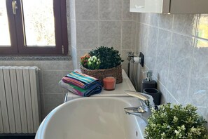 Shower, hair dryer, bidet, towels - Bnbook Studio Corte Borromeo 2 (RHO)