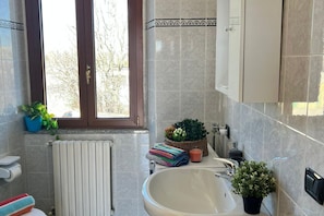 Shower, hair dryer, bidet, towels - Bnbook Studio Corte Borromeo 2 (RHO)
