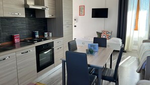 Kaffetrakter/tekoker, kjøleskap, mikrobølgeovn og ovn