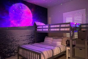 4 Schlafzimmer, Schreibtisch, Bügeleisen/Bügelbrett, Reisekinderbett