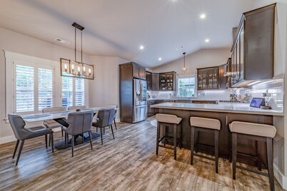 Newly built home with hot tub, fire table, game room & gym with Peloton bike