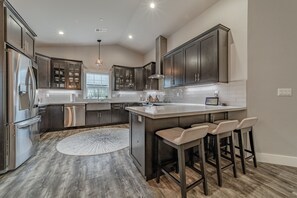 ثلاجة، ميكروويف، فرن، موقد طهي مسطح