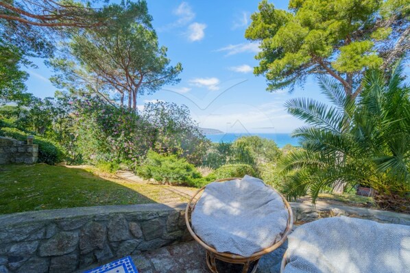Property grounds - Villa Il Cappero immersed in the greenery of well-kept gardens with an incredible view of the Gulf, (Marciana)