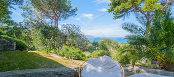 Villa Il Cappero immersed in the greenery of well-kept gardens with an incredible view of the Gulf,