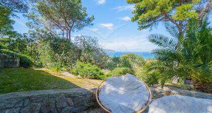 Villa Il Cappero immersed in the greenery of well-kept gardens with an incredible view of the Gulf,