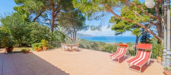 Villa Il Cappero immersed in the greenery of well-kept gardens with an incredible view of the Gulf,
