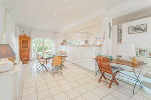 Dining - Villa Il Cappero immersed in the greenery of well-kept gardens with an incredible view of the Gulf, (Marciana)