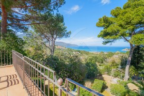 Property grounds - Villa Il Cappero immersed in the greenery of well-kept gardens with an incredible view of the Gulf, (Marciana)