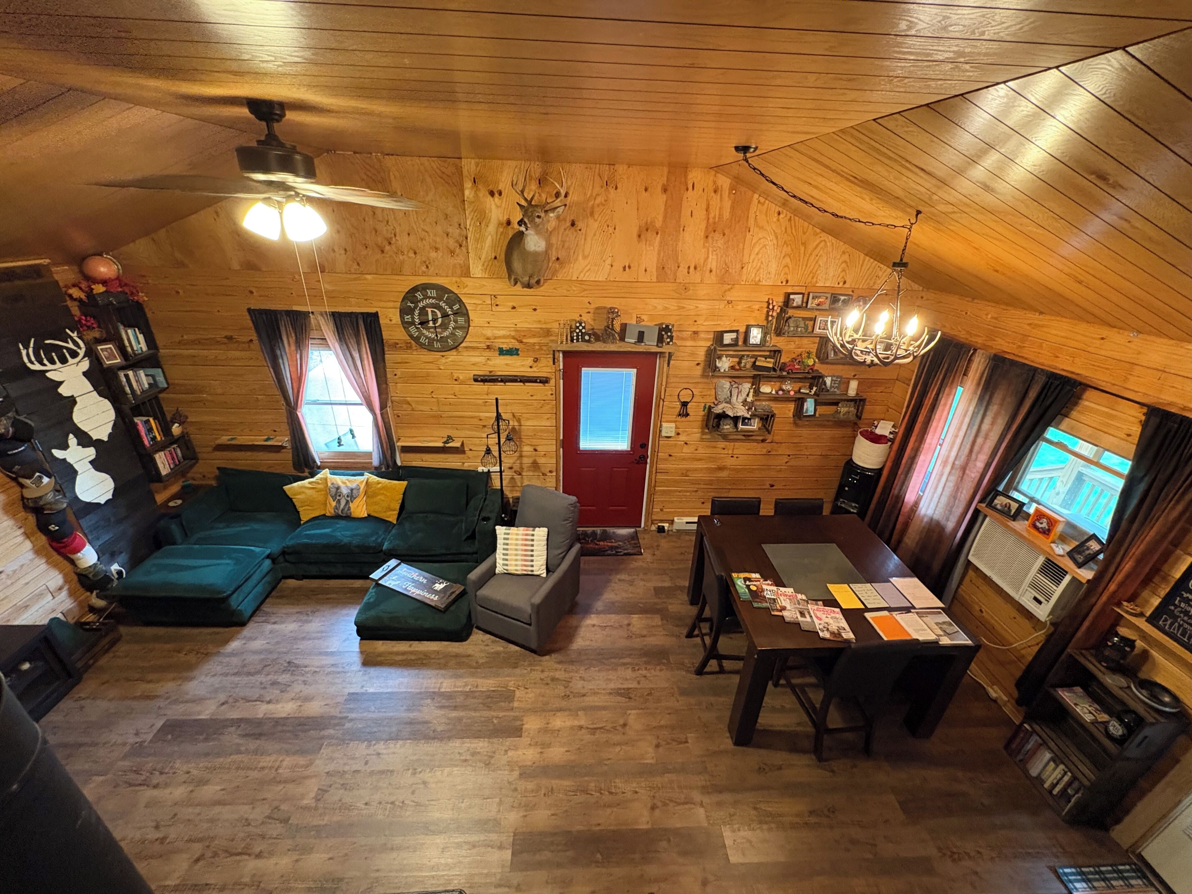 TV connectée, lecteur de DVD, livres, chaîne hi-fi