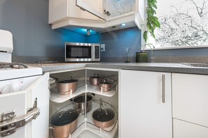 Refrigerador, microondas, horno, placa de cocina