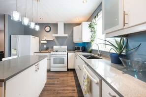 Kjøleskap, mikrobølgeovn, ovn og kokeplater