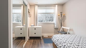 4 bedrooms, desk, iron/ironing board, travel crib