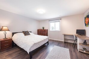 4 chambres, bureau, fer et planche à repasser, lit parapluie