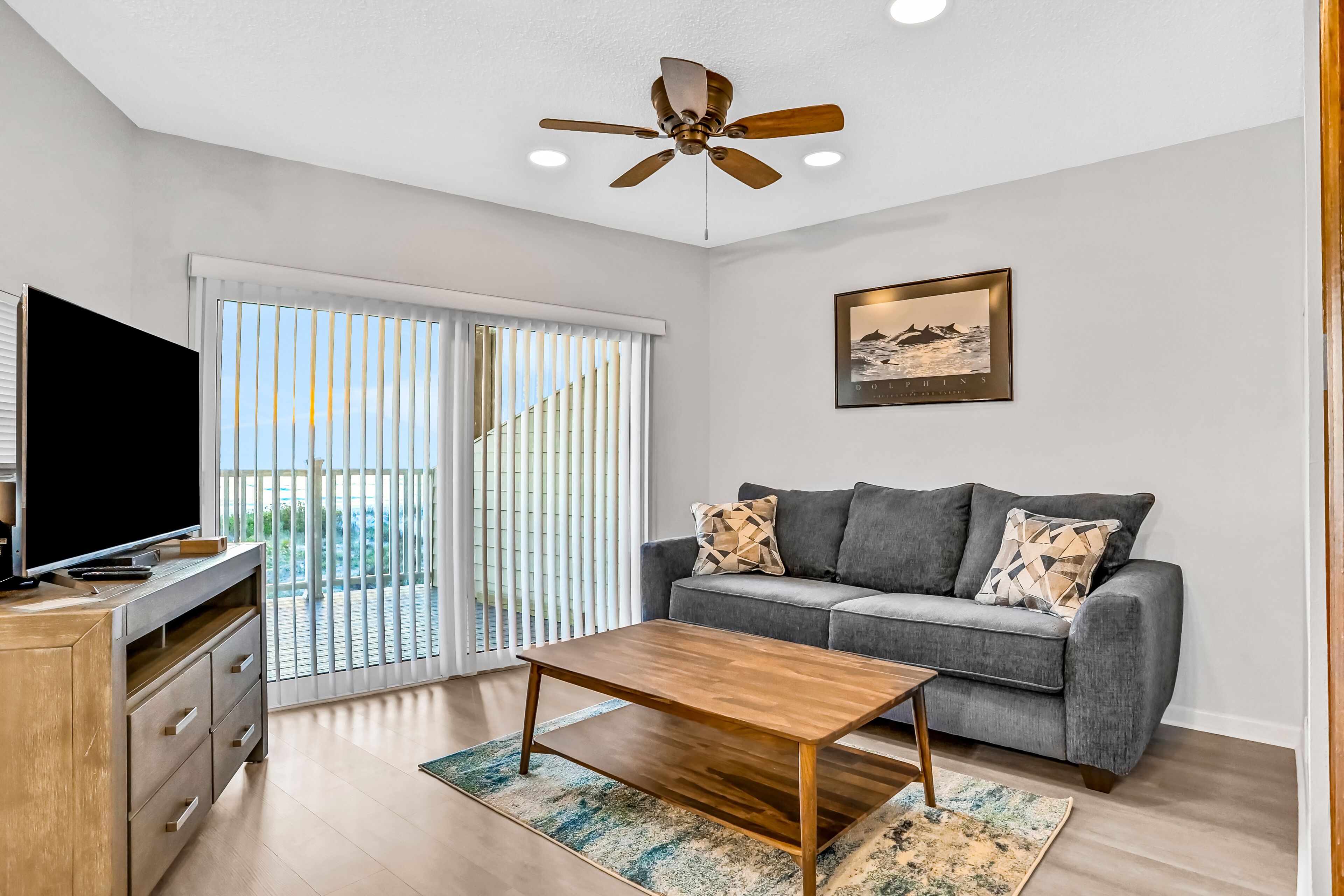 Charming Gulf front condo with balcony, full kitchen, central AC, & W/D