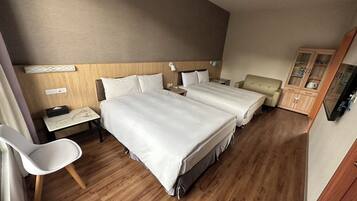 经典四人房 | 高档床上用品、羽绒被、迷你吧、办公桌