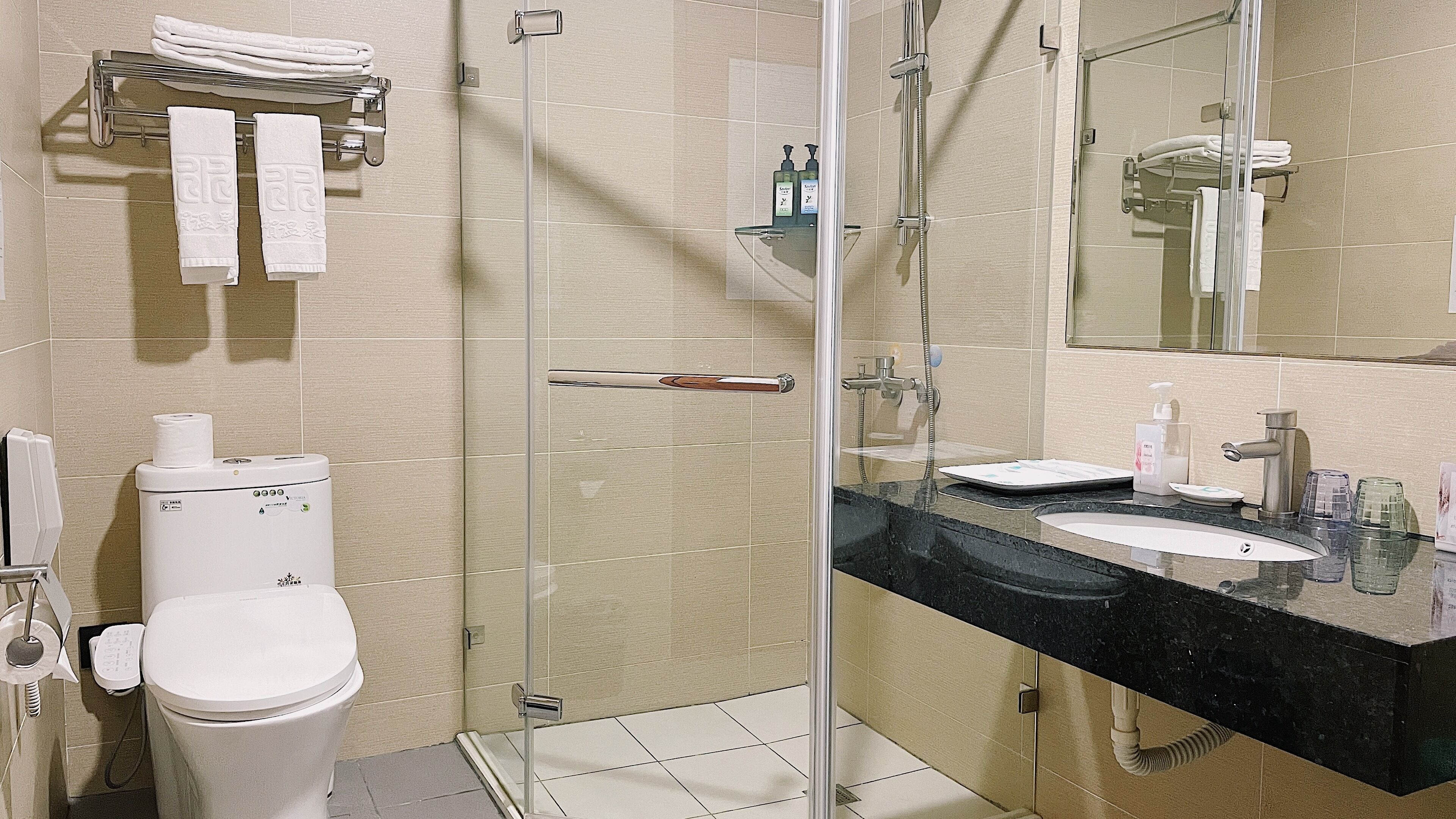 Separate tub and shower, spring water tub, rainfall showerhead
