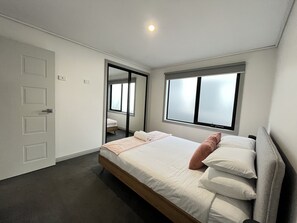 4 Schlafzimmer, Schreibtisch, Bügeleisen/Bügelbrett, Reisekinderbett