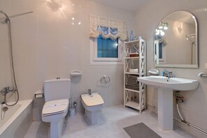 Duschwanne, Bidet, Handtücher