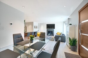 Interior - Beautiful Modern Garden Suite Steps to Ambleside Beach (West Vancouver)