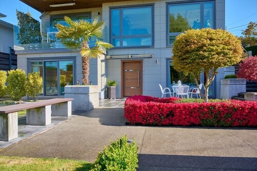Beautiful Modern Garden Suite Steps to Ambleside Beach