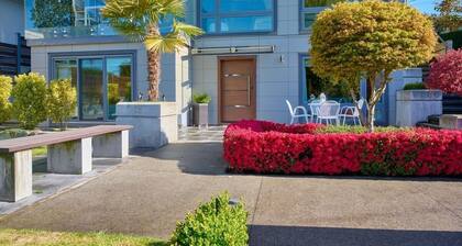 Beautiful Modern Garden Suite Steps to Ambleside Beach