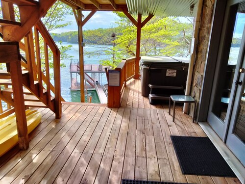 Lakefront Cabin - Dock, Kayaks, Hot Tub, Game room, 2 King Beds