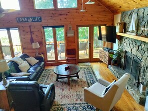 Smart TV, chimenea, reproductor de DVD y tenis de mesa 