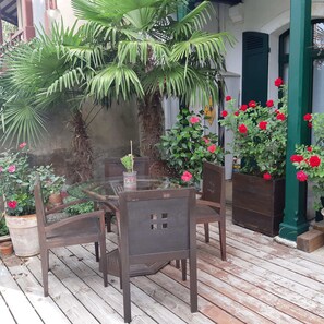 屋外ダイニングエリア