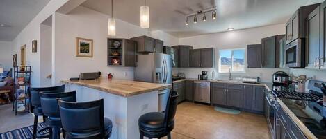 冷蔵庫、電子レンジ、オーブン、コンロ