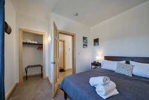 4 habitaciones, escritorio, tabla de planchar con plancha y wifi