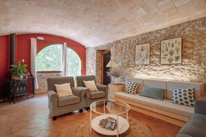 TV, lareira, DVD player, mesa de pingue-pongue