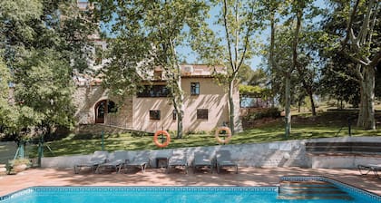 IDEAL FOR FAMILIES. Large garden, private swimming pool, barbecue, terrace, AC 14 persons