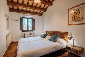 8 quartos, ferros/tábuas de passar roupa, berço de viagem