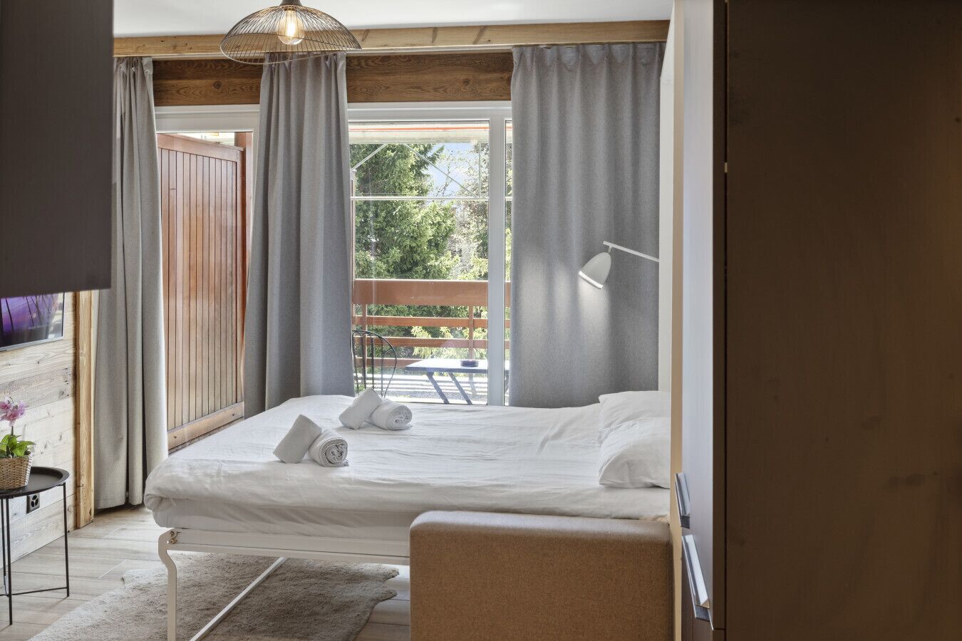 Tabla de planchar con plancha, wifi gratis, ropa de cama