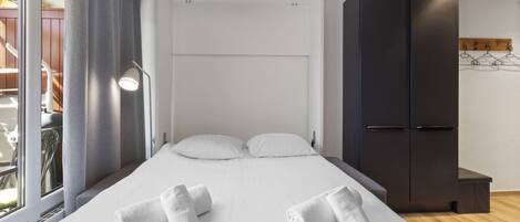 Iron/ironing board, free WiFi, bed sheets
