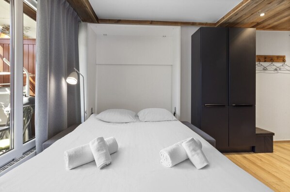 Iron/ironing board, free WiFi, bed sheets