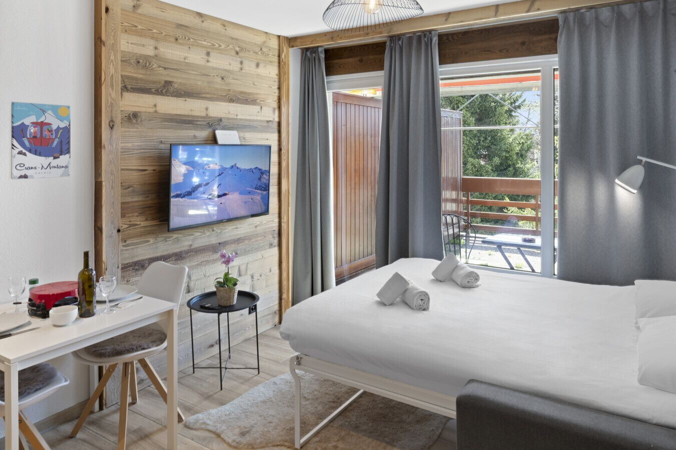 Tabla de planchar con plancha, wifi gratis y ropa de cama 