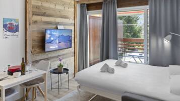 Tabla de planchar con plancha, wifi gratis y ropa de cama