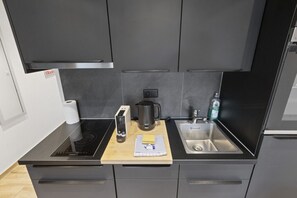 Frigorifero, microonde, forno, piano cottura