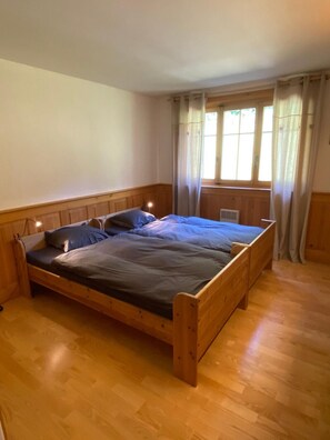 2 makuuhuonetta, työpöytä, silitysrauta/-lauta, ilmainen Wi-Fi