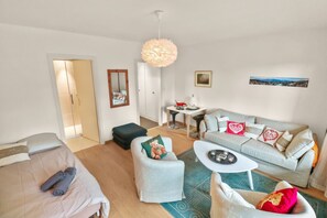 Un salon moderne avec un canapé, une table basse et un coin repas.
