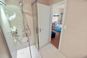 Hair dryer, towels - Warm and peaceful studio (Lens)