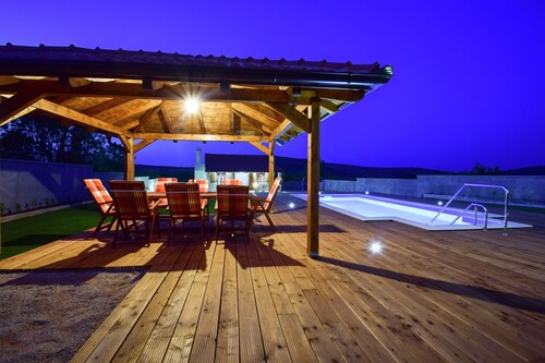 Luxusvilla mit Pool, Zaton