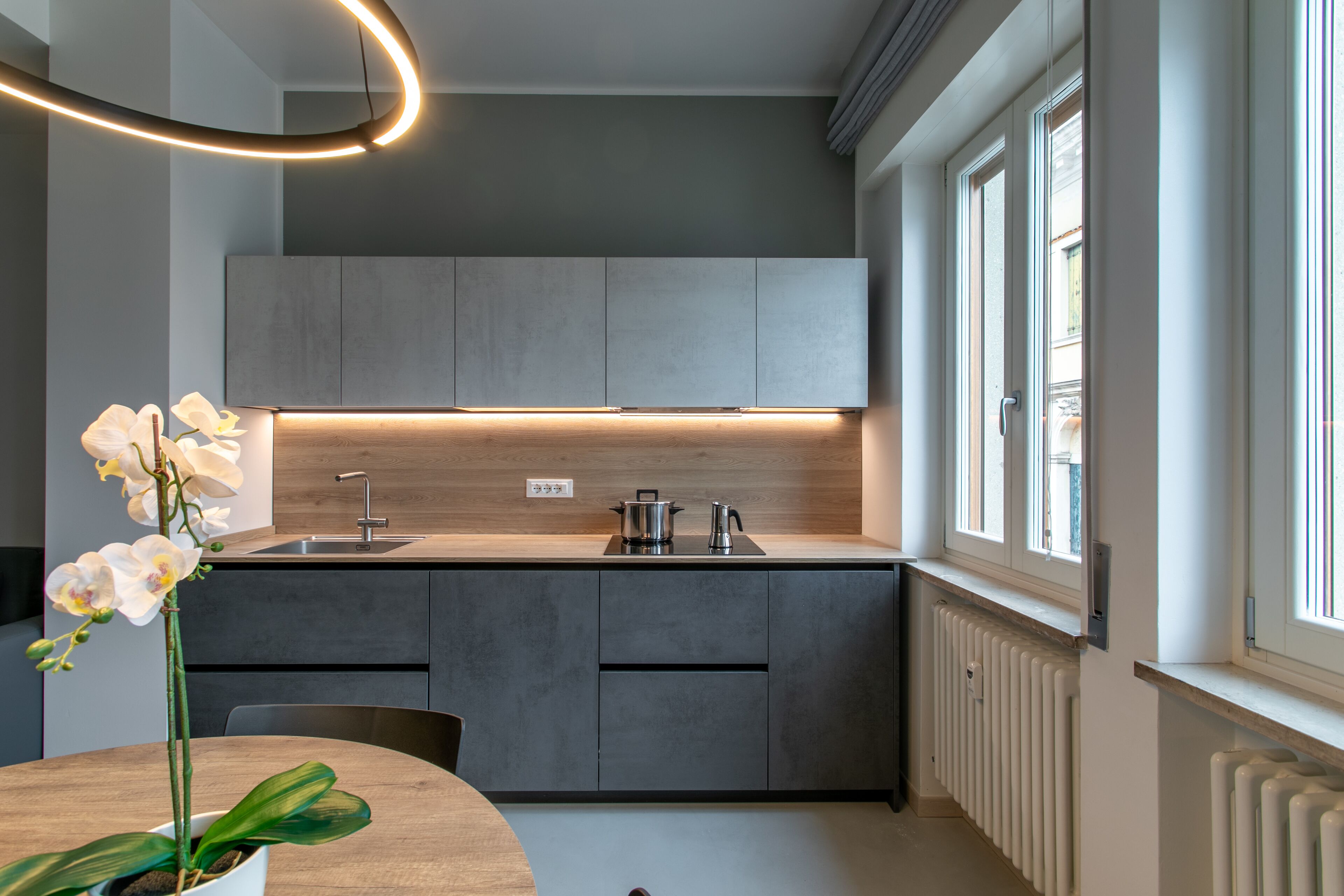 ثلاجة، ميكروويف، غسالة أطباق، ماكينة لصنع القهوة/الشاي